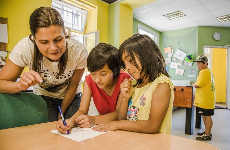 Jak se učit online bez počítače? Pomáháme znevýhodněným dětem dohnat výuku.
